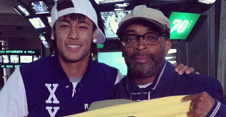 Spike Lee tieta Neymar e ganha autógrafo em camiseta da Seleção Brasileira