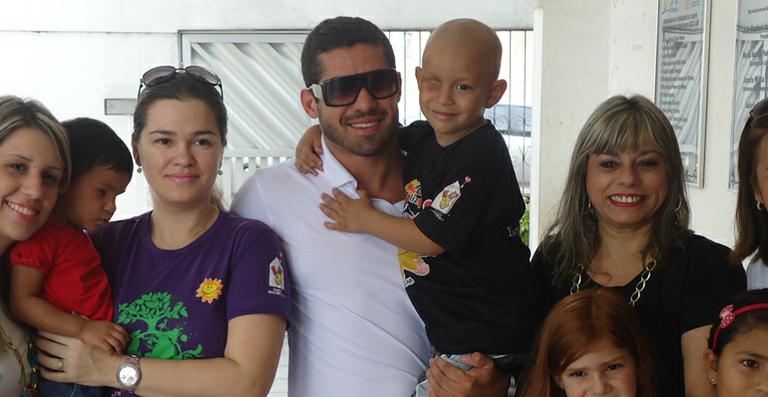 Ex-BBB Yuri faz a alegria de crianças com câncer em Manaus