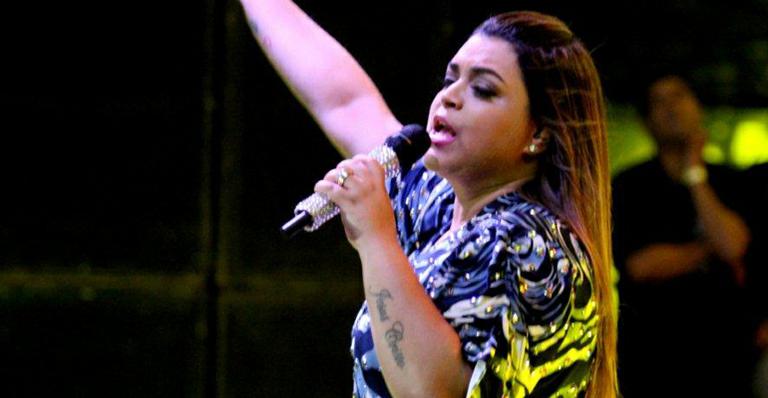 Preta Gil faz 1º show após cirurgia no joelho