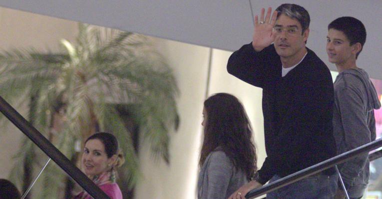 William Bonner e Fátima Bernardes curtem feriado com os filhos em shopping no Rio de Janeiro