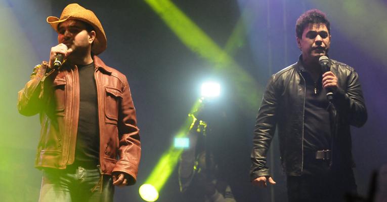 Zezé di Camargo e Luciano relembram polêmicas da carreira no ‘Roda Viva’