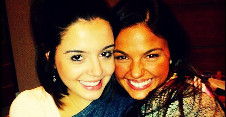 O carinho de Giovanna Lancellotti com Ísis Valverde
