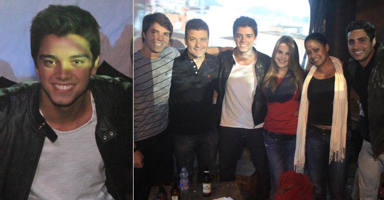 Rodrigo Simas e amigos participam do Sarau dos Artistas