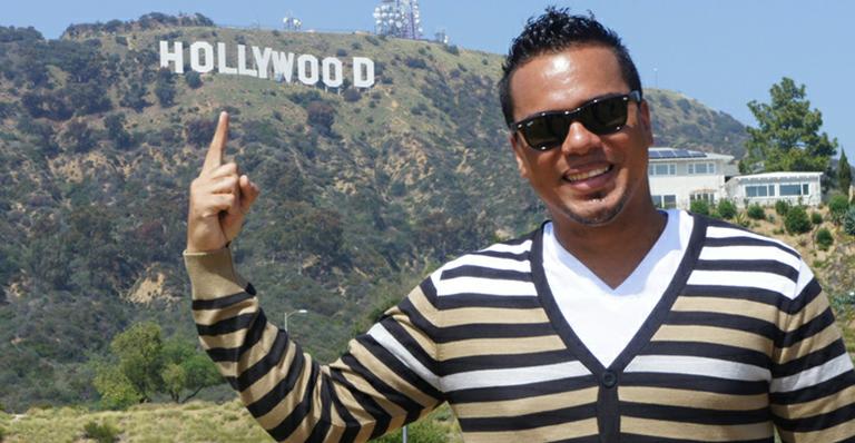 Prestes a lançar novo DVD, vocalista do Sorriso Maroto curte férias nos EUA