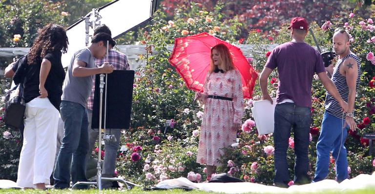 Grávida, Drew Barrymore faz ensaio em jardim