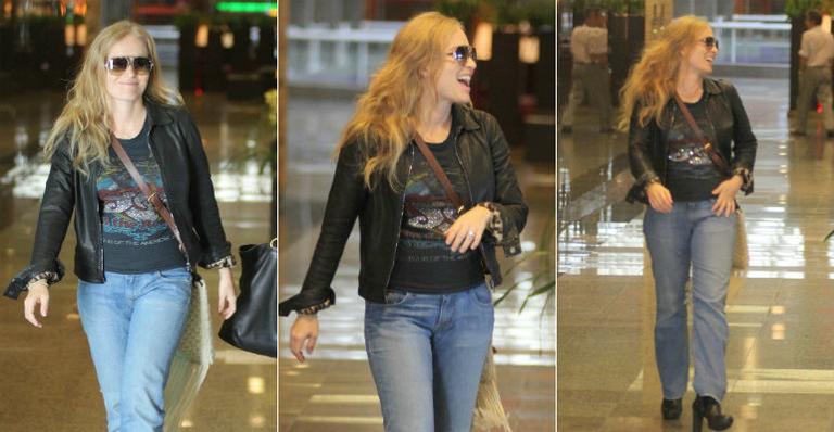 Angélica mostra barriguinha em shopping