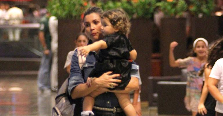 Filha de Flávia Alessandra esbanja simpatia em passeio no Rio