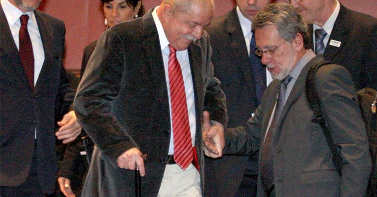 Lula aparece em evento no Rio amparado por bengala