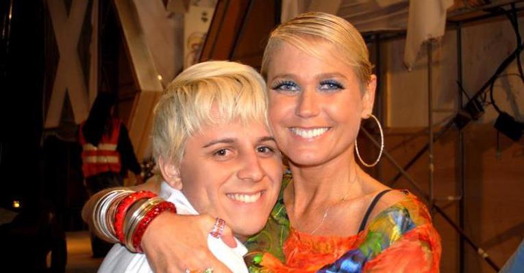 Xuxa recebe o cover Rodrigo Xuxa nos bastidores de seu programa