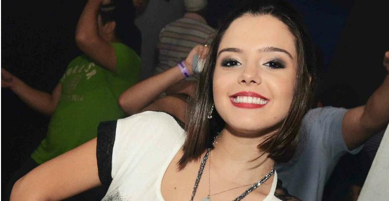 Giovanna Lancellotti se produziu toda linda para curtir a noite carioca