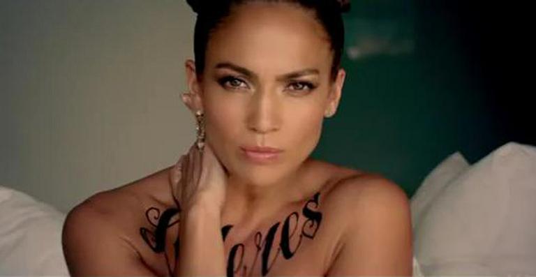 Jennifer Lopez exibe tatuagens em vídeo inédito