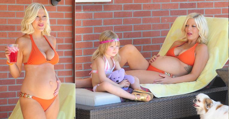 Grávida, Tori Spelling exibe barriga ao vestir biquíni em piscina
