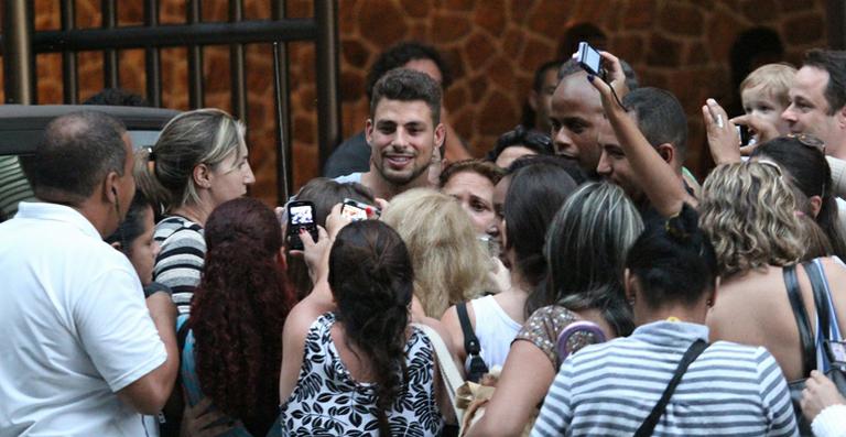 Cauã Reymond é cercado por fãs em gravação de ‘Avenida Brasil’