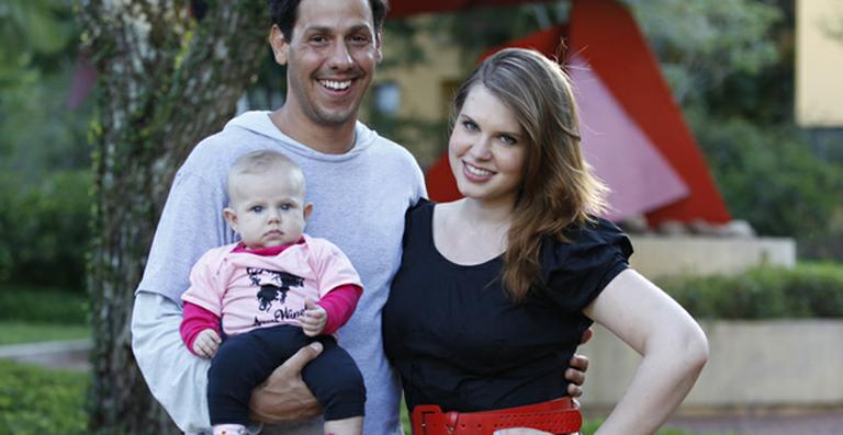 Carolinie leva filha para visitar o pai, Guga Coelho, no Projac