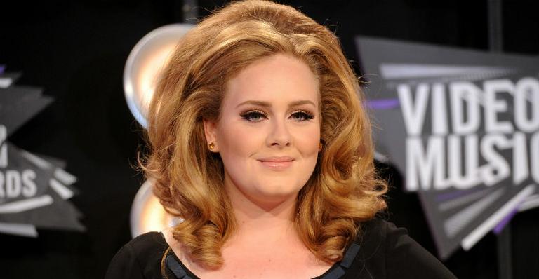 Adele completa 24 anos; reveja looks
