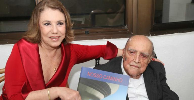 ‘Oscar Niemeyer está bem’, diz mulher do arquiteto