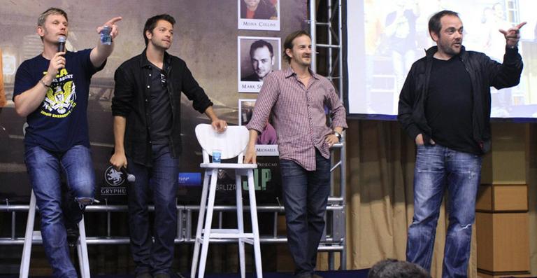 Atores de ‘Supernatural’ se reúnem com fãs em convenção no Rio