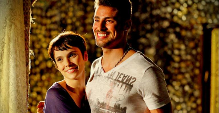 Nina e Jorginho convidam Lucinda para madrinha de casamento, em ‘Avenida Brasil’