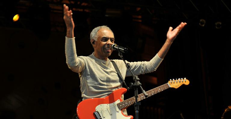 Gilberto Gil relembra clássicos durante show na Virada Cultural