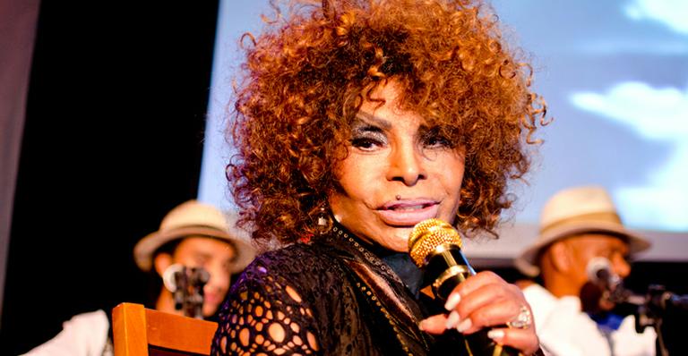 Elza Soares recebe homenagem por 50 anos de carreira