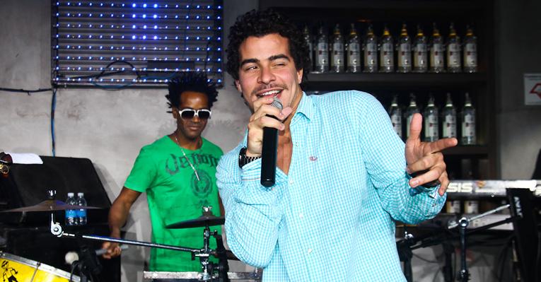 Thiago Martins se apresenta com sua banda Trio Ternura em São Paulo
