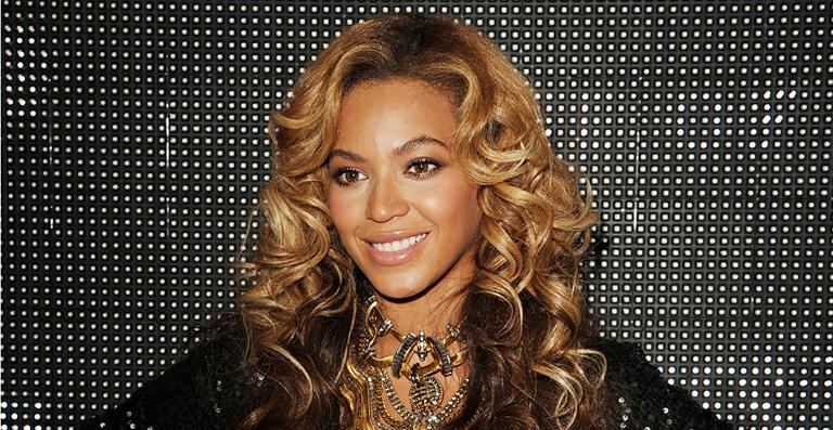 Beyoncé faz sua própria maquiagem e corta o cabelo sozinha