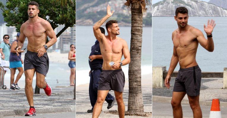 Cauã Reymond grava sem camisa e para Ipanema