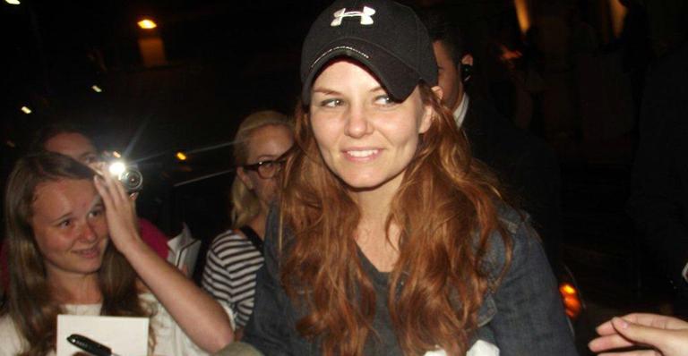 Simpática, Jennifer Morrison dá autógrafos e posa com fãs em São Paulo