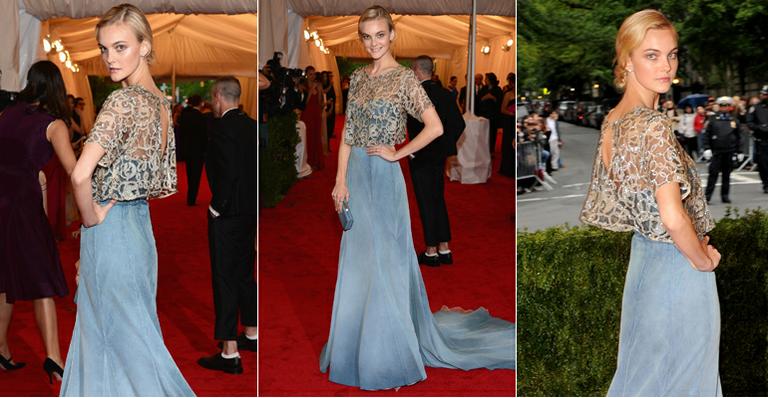 Carol Trentini desfila de jeans em baile de gala