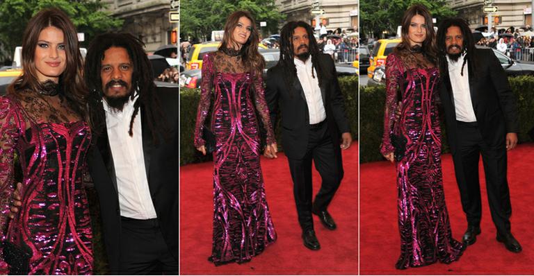 Isabeli Fontana desfila com Rohan Marley em red carpet