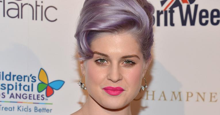 Kelly Osbourne posta foto com olho roxo após se machucar em voo para Los Angeles
