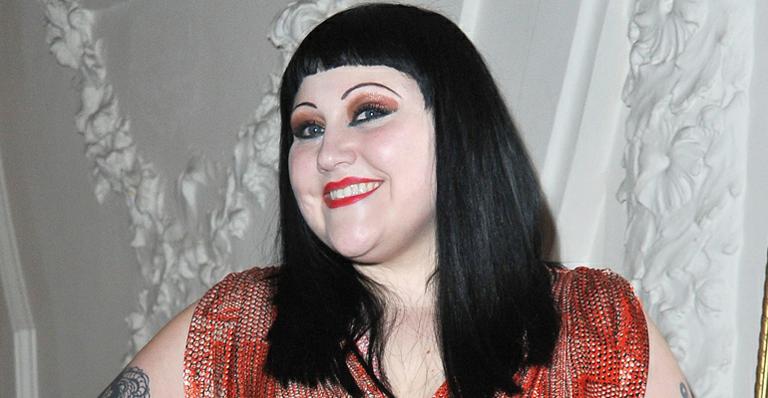 Beth Ditto, do The Gossip, anuncia que vai se casar com a namorada Kristen no Havaí