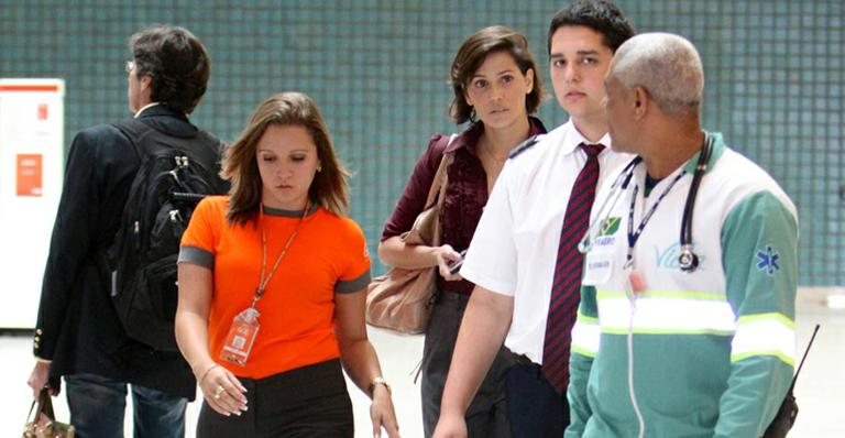 Deborah Secco tem mal estar no aeroporto