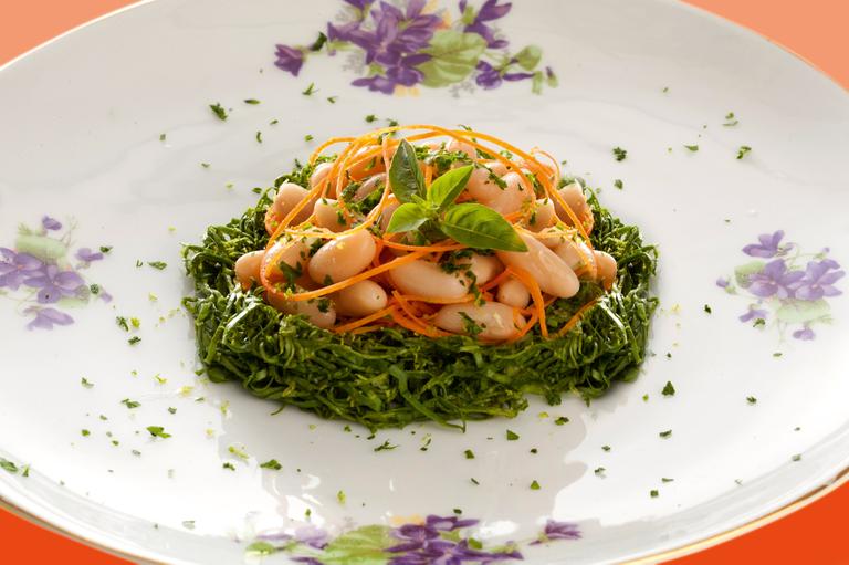 Com ervas e salada de couve