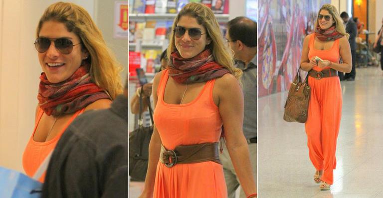 Priscila Fantin desfila com seu novo visual pelo aeroporto
