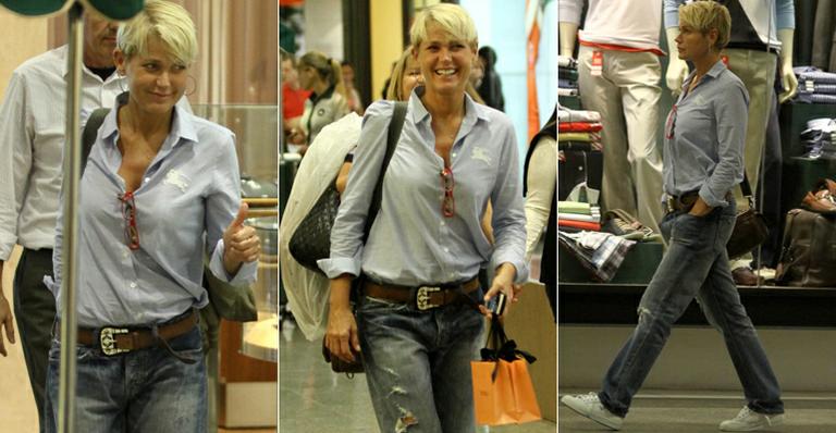 De calça jeans e camisa, Xuxa rouba a cena e tira fotos com fãs durante passeio no shopping