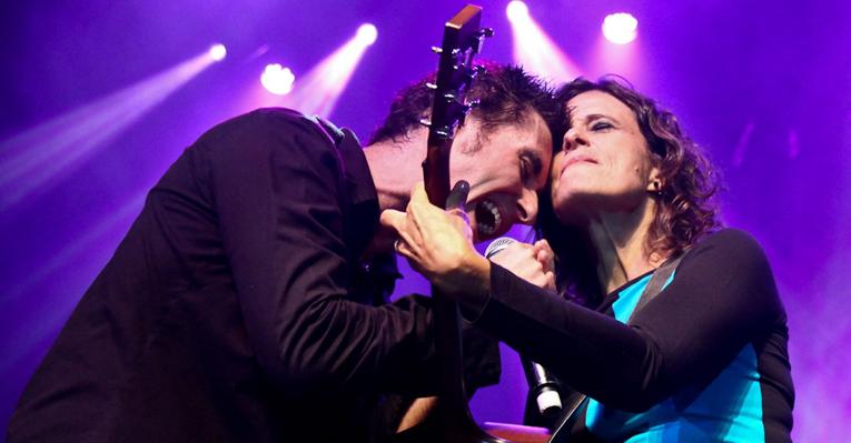 Dinho Ouro Preto divide palco com Zélia Duncan em lançamento de CD solo