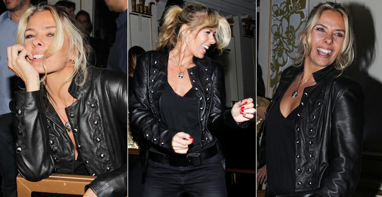Adriane Galisteu faz poses em festa paulista