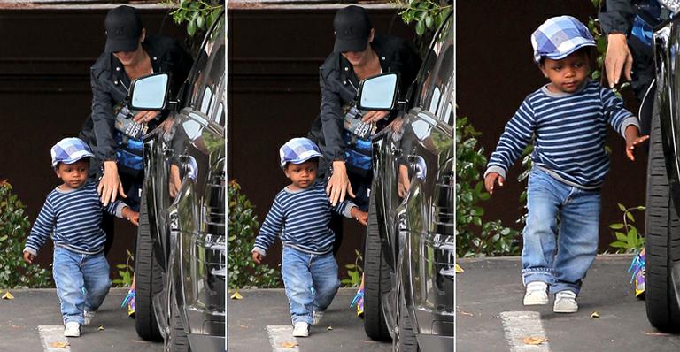 Estiloso, filho de Sandra Bullock se destaca na escolinha