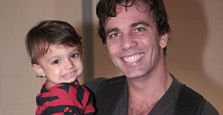 Marcelo Faria leva a filha Felipa em dia de gravação no Projac