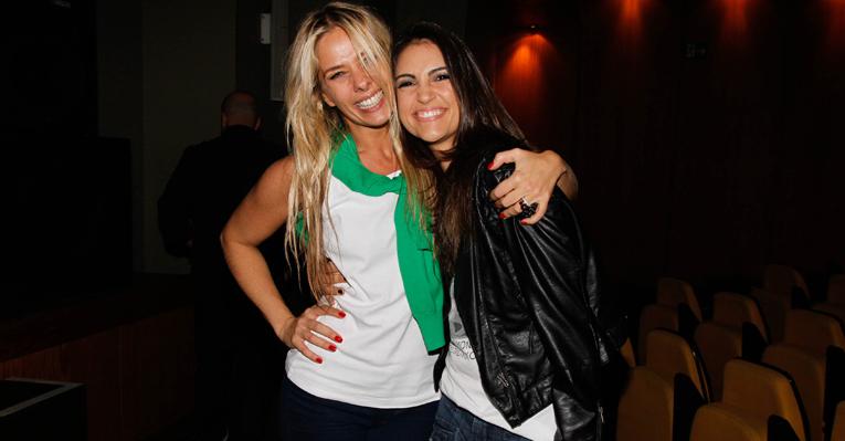 Chris Flores prestigia a amiga Adriane Galisteu no teatro