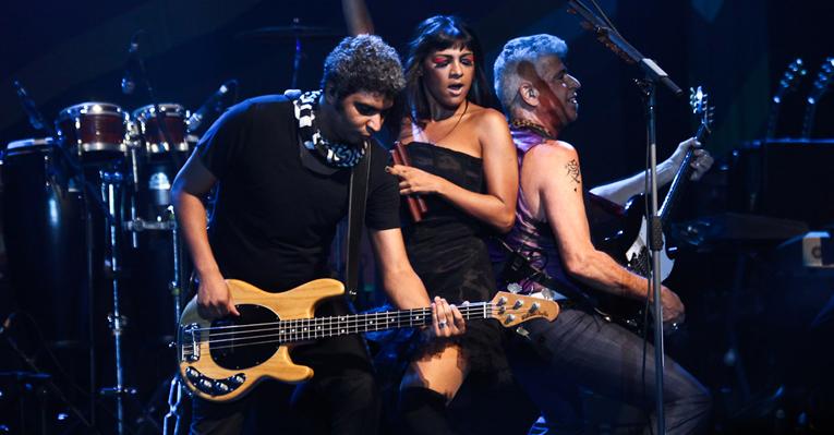 Lulu Santos exibe guitarras em show em São Paulo