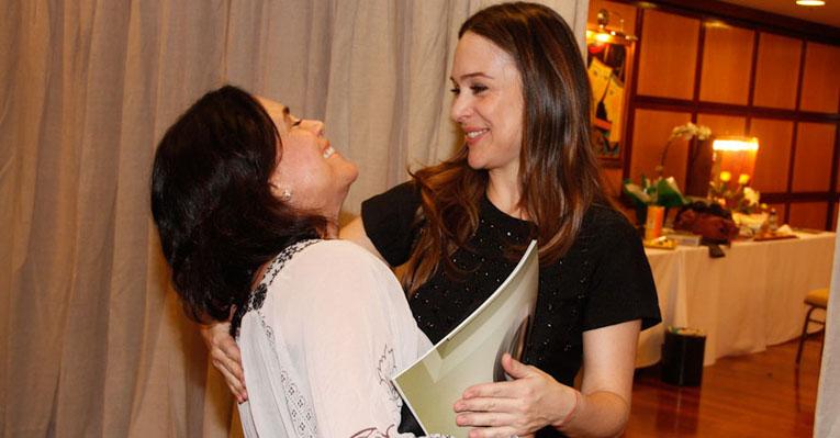 Gabriela Duarte: Aplausos de sua mãe em estreia teatral
