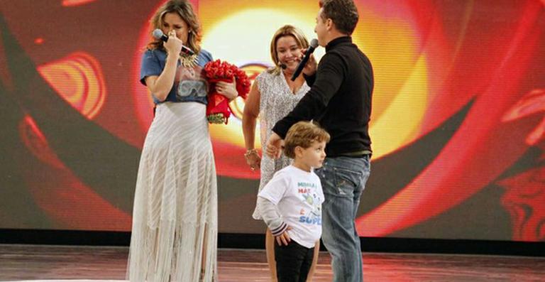 Surpreendida, Claudia Leitte chora no palco do ‘Caldeirão’
