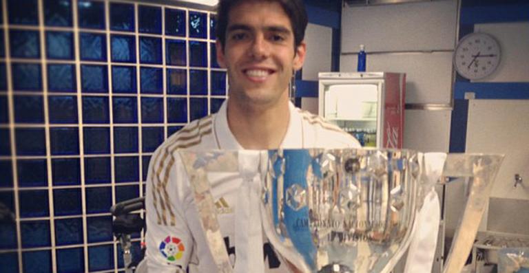 Jogador do Real Madrid, Kaká aprecia taça de campeão do Campeonato Espanhol