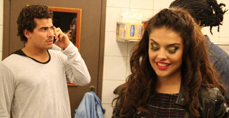 Thiago Martins recebe a namorada, Paloma Bernardi, no camarim de show