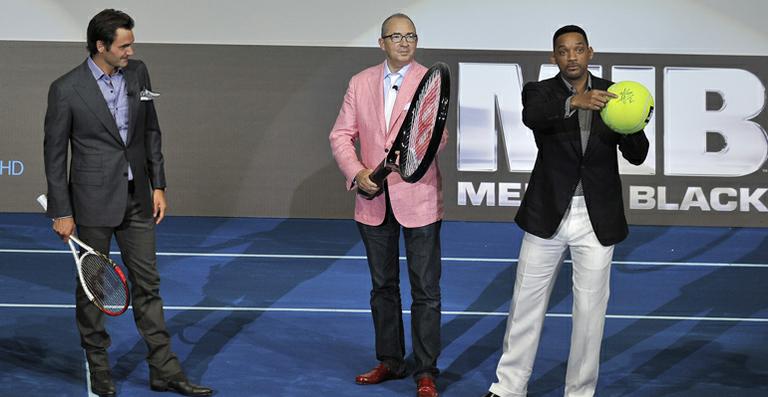 Federer e Will Smith jogam tênis com raquete ‘gigante’ na pré-estreia de ‘Homens de Preto 3’ em Madri