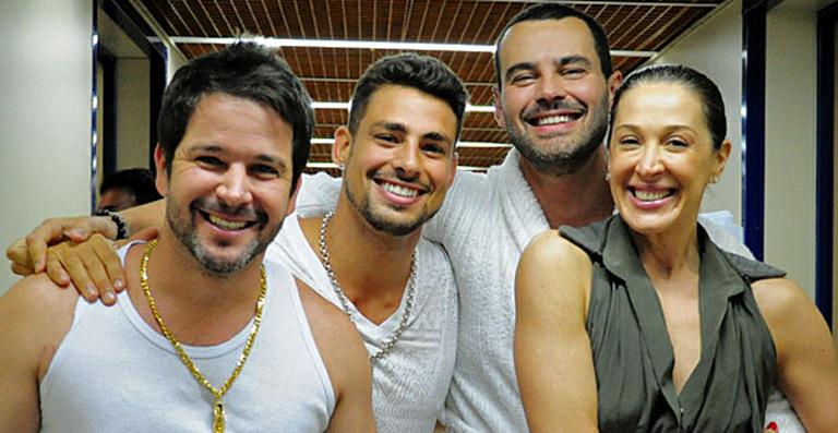 Quarteto de ‘A Favorita’ se reúne nos bastidores de ‘Avenida Brasil’