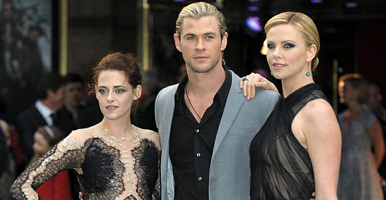 Kristen Stewart e Charlize Theron: transparências pretas em première
