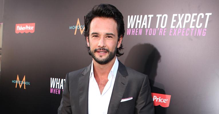 Rodrigo Santoro esbanja charme na première de ‘O Que Esperar Quando Você Está Esperando’